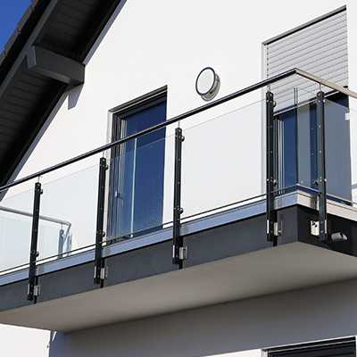 Balustrada balkonowa ze stali i hartowanego szkła..